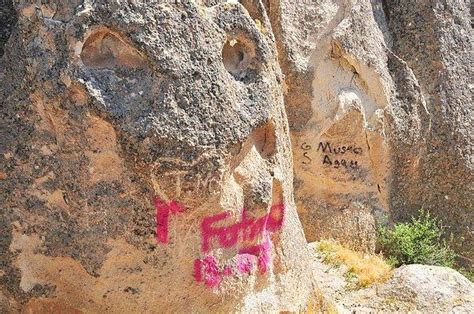 K­a­p­a­d­o­k­y­a­­d­a­ ­P­e­r­i­ ­B­a­c­a­l­a­r­ı­n­ı­ ­S­p­r­e­y­ ­B­o­y­a­l­a­r­l­a­ ­T­a­h­r­i­p­ ­E­t­t­i­l­e­r­